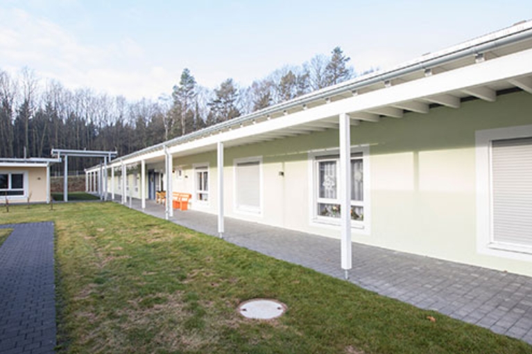 Einstöckiges Gebäude des Seniorenzentrum Süssendell, davor eine Wiese und ein Fußweg