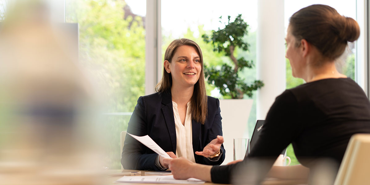 Zwei Frauen in einem Beratungsgespräch