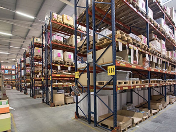 Große Lagerhalle mit gefüllten Hochregalen