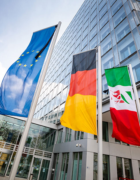 Europa-, Deutschland- und NRW-Flagge vor der NRW.BANK in Düsseldorf