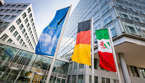 Europa-, Deutschland- und NRW-Flagge vor der NRW.BANK in Düsseldorf