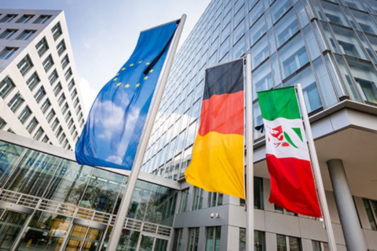 Europa-, Deutschland- und NRW-Flagge vor der NRW.BANK in Düsseldorf