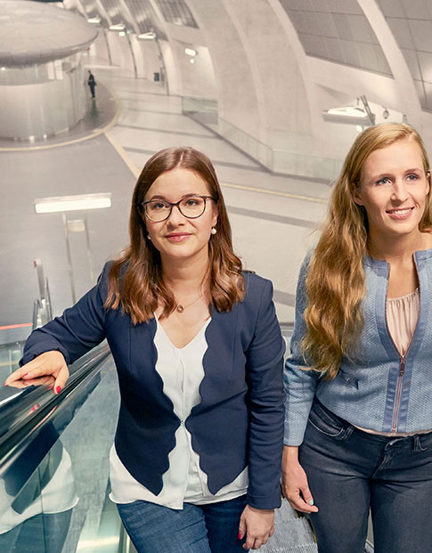 Katharina Obladen und Tanja Zirnstein, Gründerinnen von UVIS, auf einer Rolltreppe
