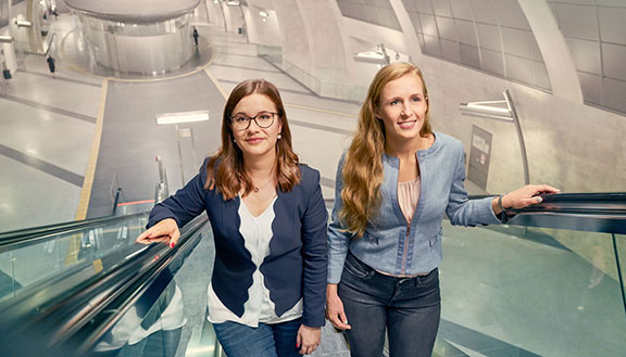 Katharina Obladen und Tanja Zirnstein, Gründerinnen von UVIS, auf einer Rolltreppe