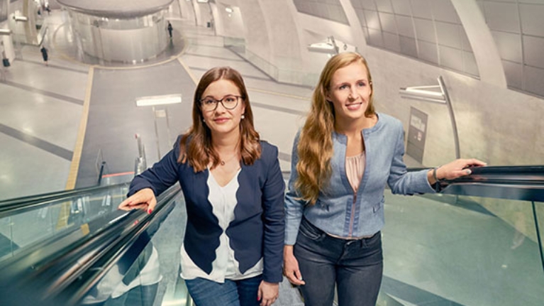 Katharina Obladen und Tanja Zirnstein, Gründerinnen von UVIS, auf einer Rolltreppe
