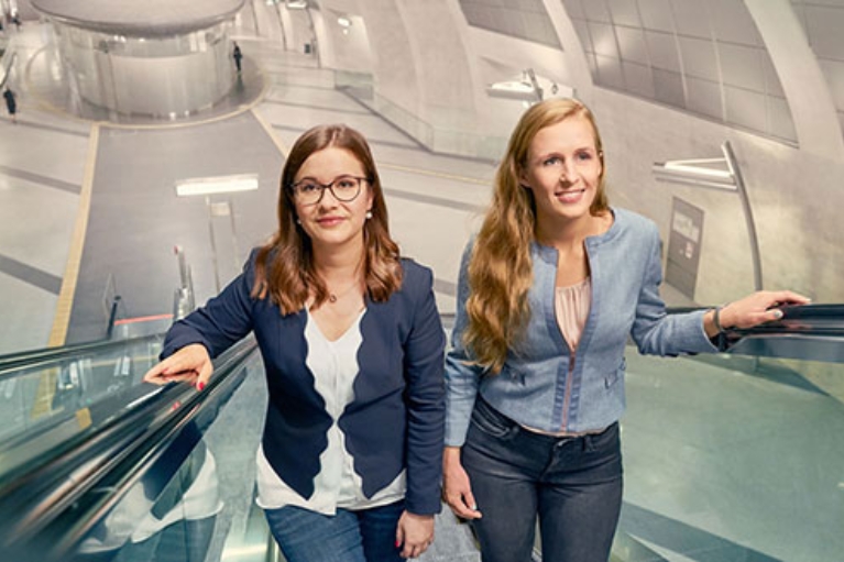 Katharina Obladen und Tanja Zirnstein, Gründerinnen von UVIS, auf einer Rolltreppe