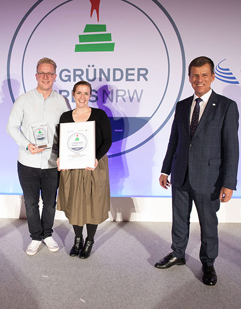 Ann-Kathrin und Jan Unkelbach von der Höreräte Manufaktur bei der Preisverleihung zum Gründerpreis NRW