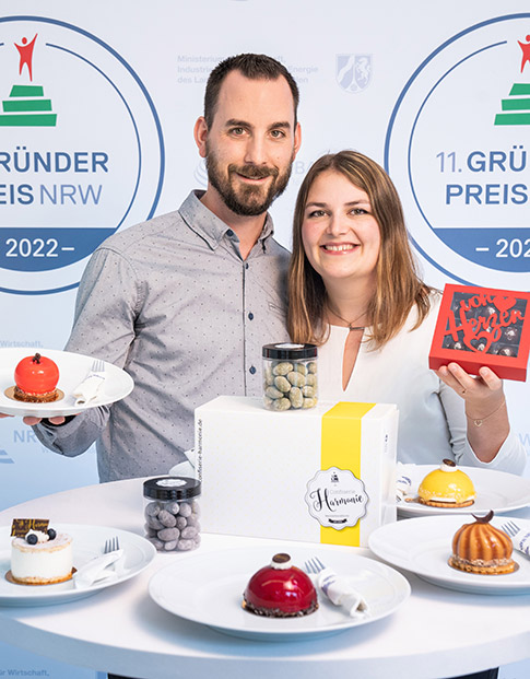 Die Nominierten des Gründerpreises 2022 Sven Walton und Ariane Hensch von der Confiserie Harmonie GbR präsentieren einige ihrer Gebäcke, Pralinen und Torten