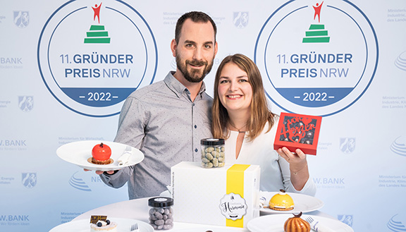 Die Nominierten des Gründerpreises 2022 Sven Walton und Ariane Hensch von der Confiserie Harmonie GbR präsentieren einige ihrer Gebäcke, Pralinen und Torten