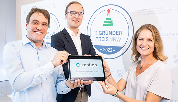 Die Nominierten des Gründerpreises 2022 Sebastian Jansen und Nicolas Stamer der Contigo Consulting AG halten ein Tablet-Computer in den Händen mit ihrem Firmenlogo.