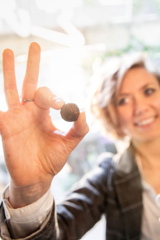 Die Gründerin von Snackhelden hät einen Snackball in den Fingern