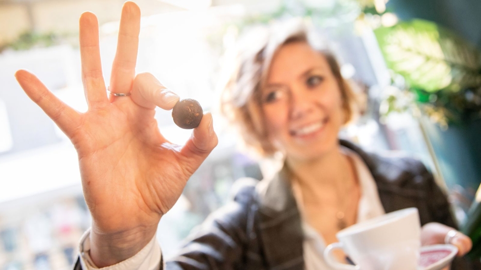 Die Gründerin von Snackhelden hät einen Snackball in den Fingern