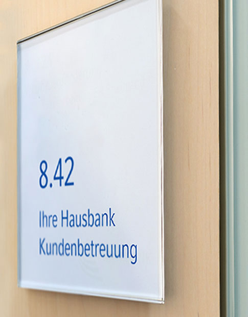 Büro-Türschild mit der Aufschrift: Ihre Hausbank Kundenbetreuung