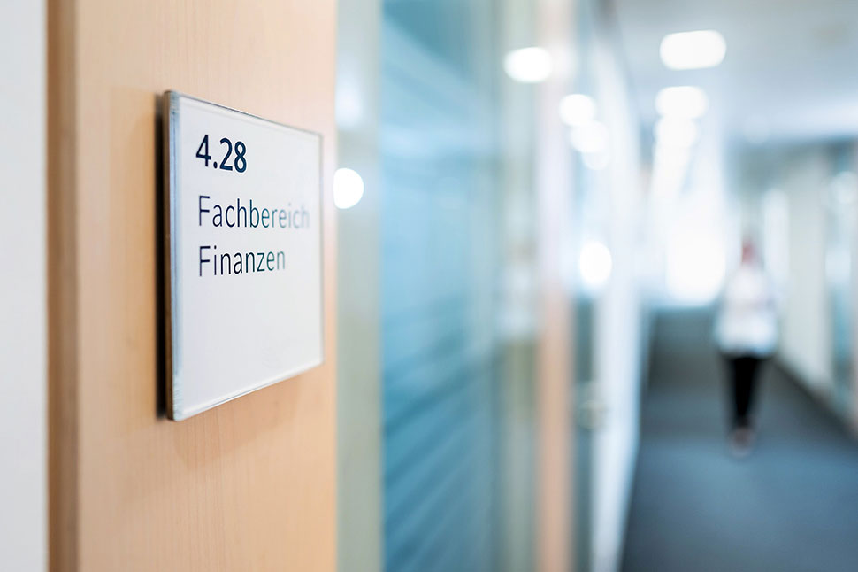 Tür mit dem Schild Fachbereich Finanzen in einem Rathaus