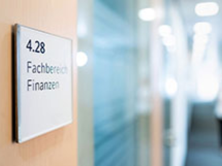 Tür mit dem Schild Fachbereich Finanzen in einem Rathaus