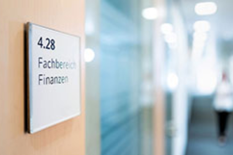 Tür mit dem Schild Fachbereich Finanzen in einem Rathaus