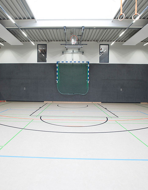 Gezeigt wird die hochmoderne Sporthalle des TV Jahn Rheine von innen. Die NRW.BANK unterstützte die Stadt Rheine bei der Finanzierung.