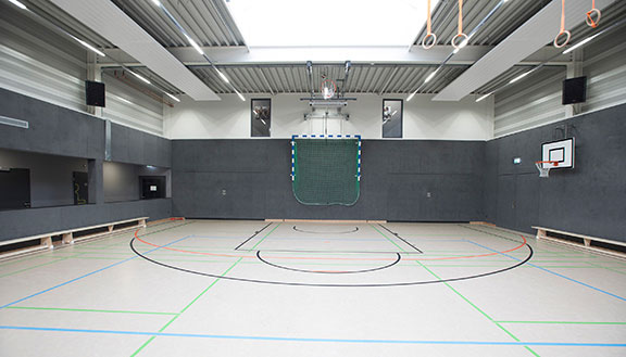 Gezeigt wird die hochmoderne Sporthalle des TV Jahn Rheine von innen. Die NRW.BANK unterstützte die Stadt Rheine bei der Finanzierung.