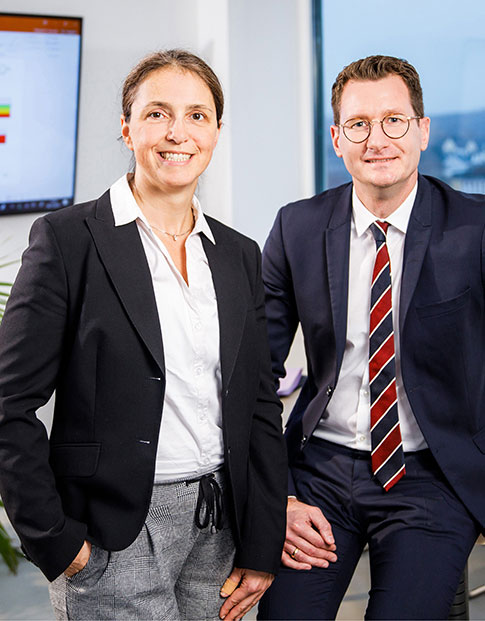 Das Bild zeigt Miriam Bieganski von der NRW.BANK und Dominik Skrinjar von der Stadt Lünen. Die NRW.BANK unterstützte die Kommune beim Risikomanagement.