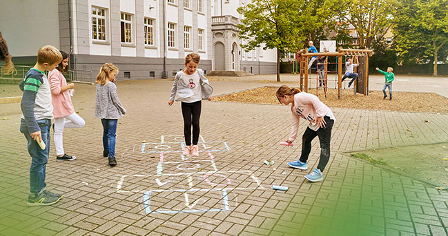 Spielende Kinder auf einem Schulhof