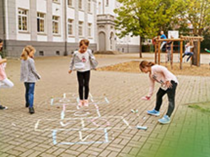 Spielende Kinder auf einem Schulhof