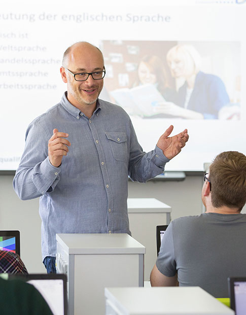 Michael Schift unterrichtet seine Schüler am Berufskolleg für Wirtschaft und Verwaltung in Brilon.