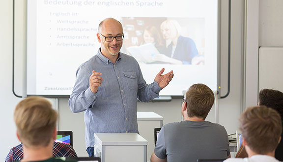 Michael Schift unterrichtet seine Schüler am Berufskolleg für Wirtschaft und Verwaltung in Brilon.