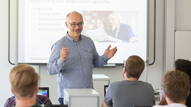 Michael Schift unterrichtet seine Schüler am Berufskolleg für Wirtschaft und Verwaltung in Brilon.