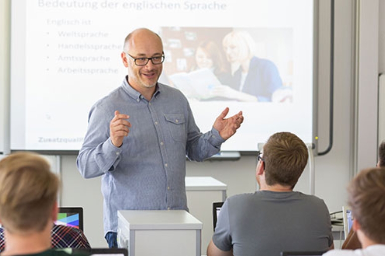 Michael Schift unterrichtet seine Schüler am Berufskolleg für Wirtschaft und Verwaltung in Brilon.