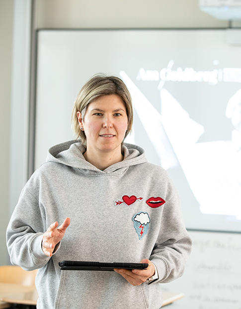 Schulsozialarbeiterin Elena Kirschner vor einem modernen Whiteboard