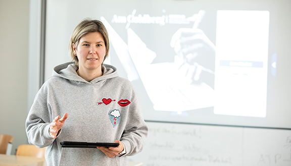 Schulsozialarbeiterin Elena Kirschner vor einem modernen Whiteboard