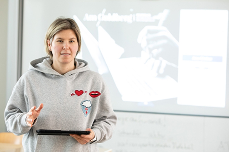 Schulsozialarbeiterin Elena Kirschner vor einem modernen Whiteboard