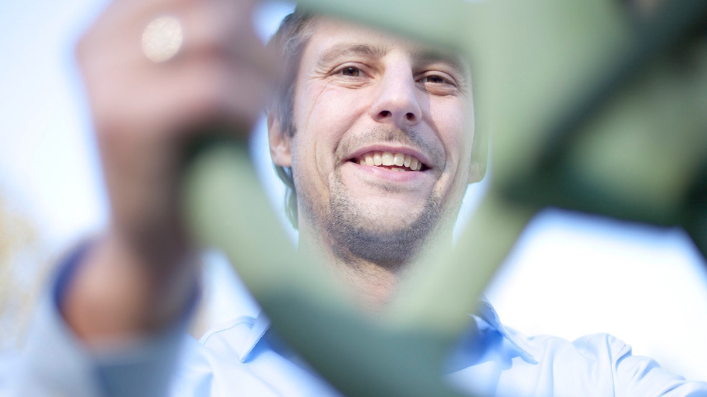 Thorsten Pacha von den Stadtwerken Bochum bei der Bedienung eines Wasserventils