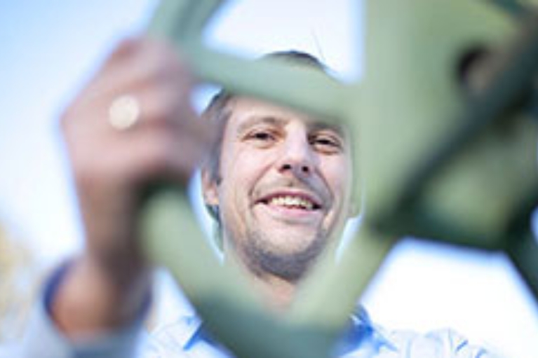 Thorsten Pacha von den Stadtwerken Bochum bei der Bedienung eines Wasserventils