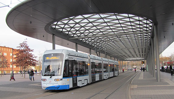 Variobahn der BOGESTRA (Bochum-Gelsenkirchener Straßenbahnen AG) – gefördert durch die NRW.BANK  – vor der Haltestelle „Am Buschmannshof“ in Herne.