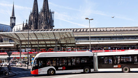 KVB-Linienbus am Kölner Hauptbahnhof mit dem Kölner Dom im Hintergrund