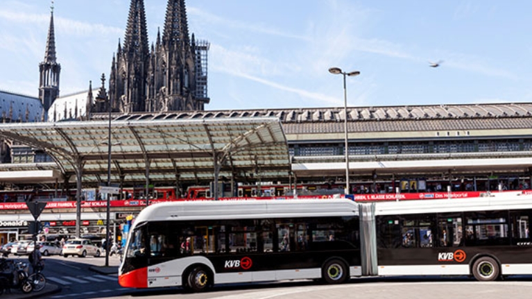 KVB-Linienbus am Kölner Hauptbahnhof mit dem Kölner Dom im Hintergrund