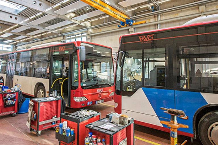 Zwei Busse in einer Werkshalle auf dem MVG-Betriebshof in Lüdenscheid