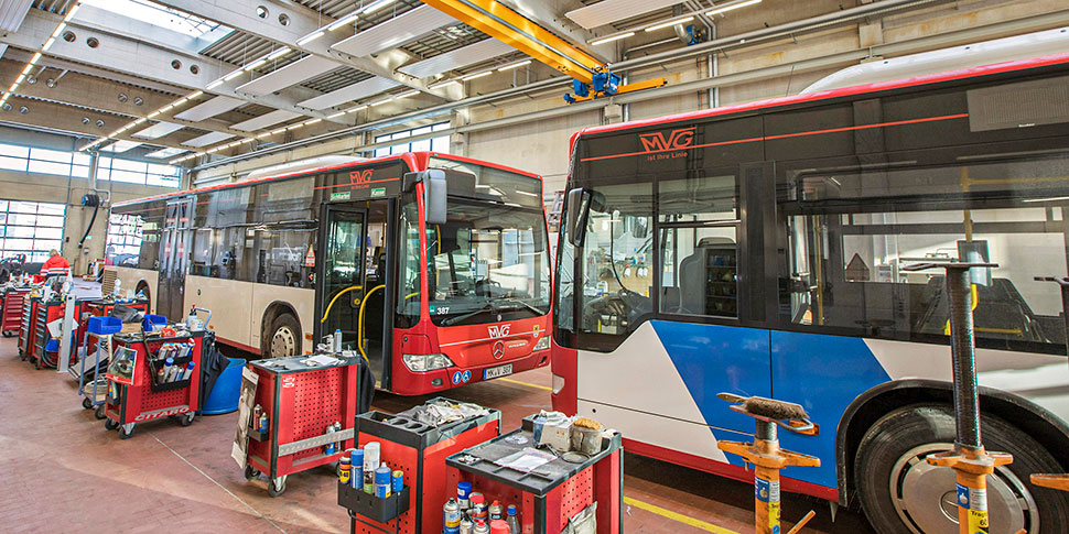 Zwei Busse in einer Werkshalle auf dem MVG-Betriebshof in Lüdenscheid