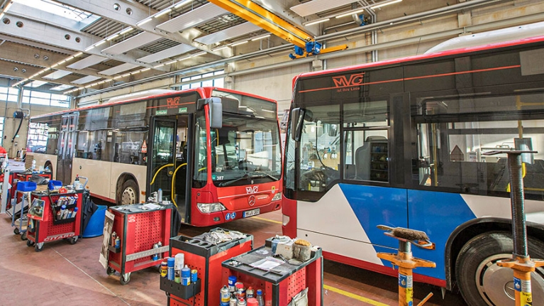 Zwei Busse in einer Werkshalle auf dem MVG-Betriebshof in Lüdenscheid