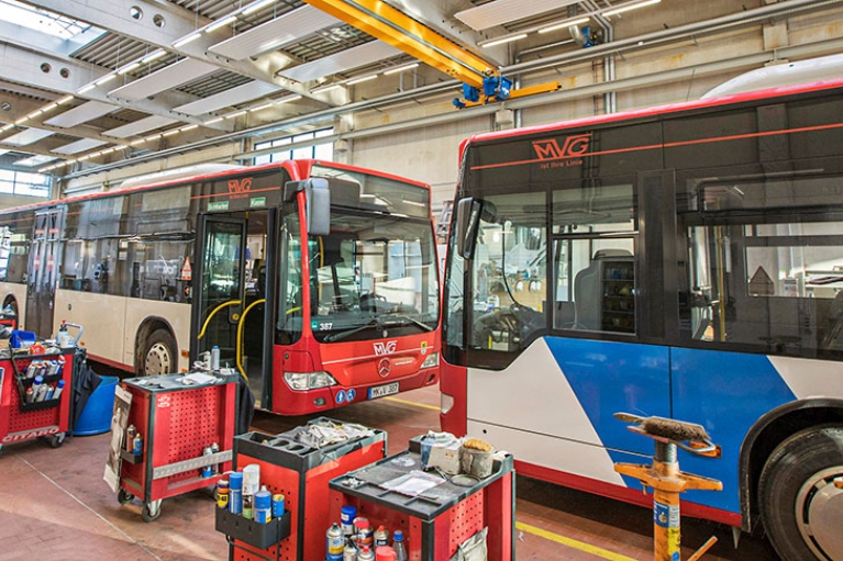 Zwei Busse in einer Werkshalle auf dem MVG-Betriebshof in Lüdenscheid