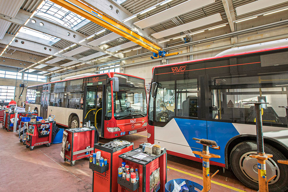 Zwei Busse in einer Werkshalle auf dem MVG-Betriebshof in Lüdenscheid