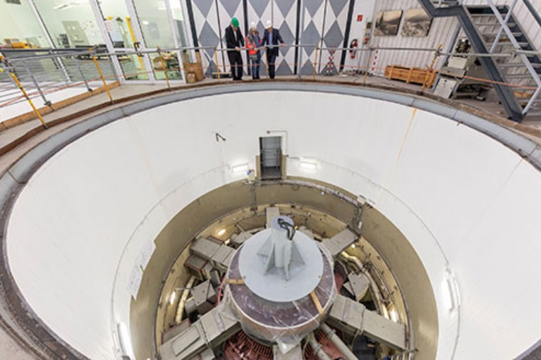 Drei Menschen stehen vor einer technischen Anlage im Pumpspeicherkraftwerk Roenkhausen