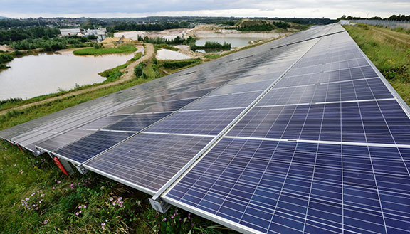 Eine großflächige Solaranlage am Tagebau Hochfeld in Herzogenrath