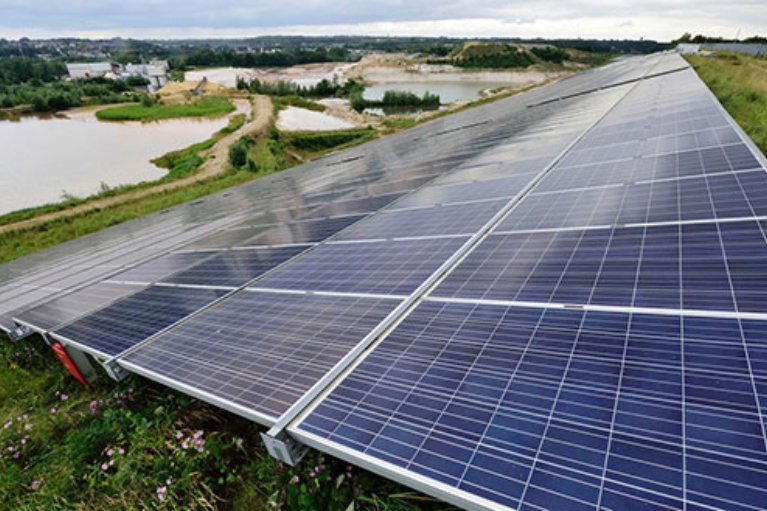 Eine großflächige Solaranlage am Tagebau Hochfeld in Herzogenrath
