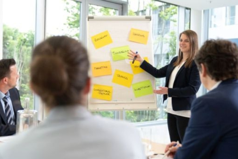 Mitarbeiterin im kommunalen Fördermittelmanagement hält Workshop für Kommunen