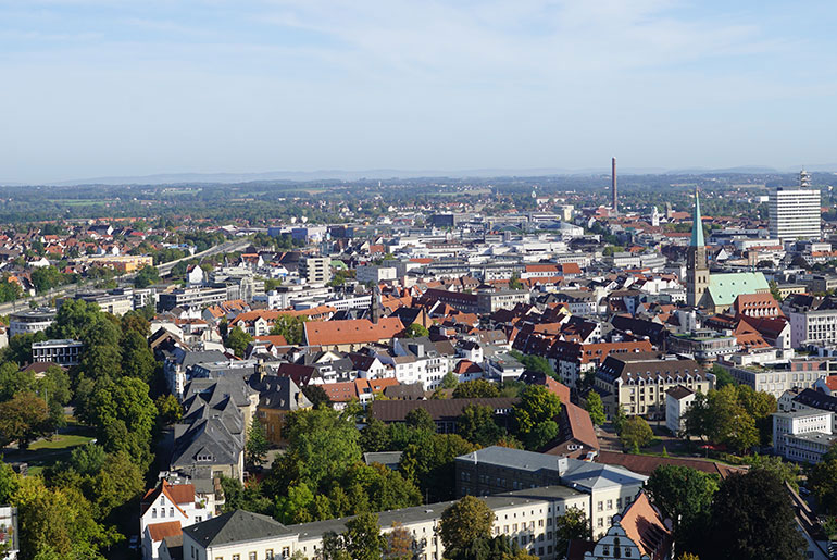 Städte und Gemeinden in Nordrhein-Westfalen – wie hier Bielefeld – steht das Referat „Kommunale Finanzierungen“ zur Seite