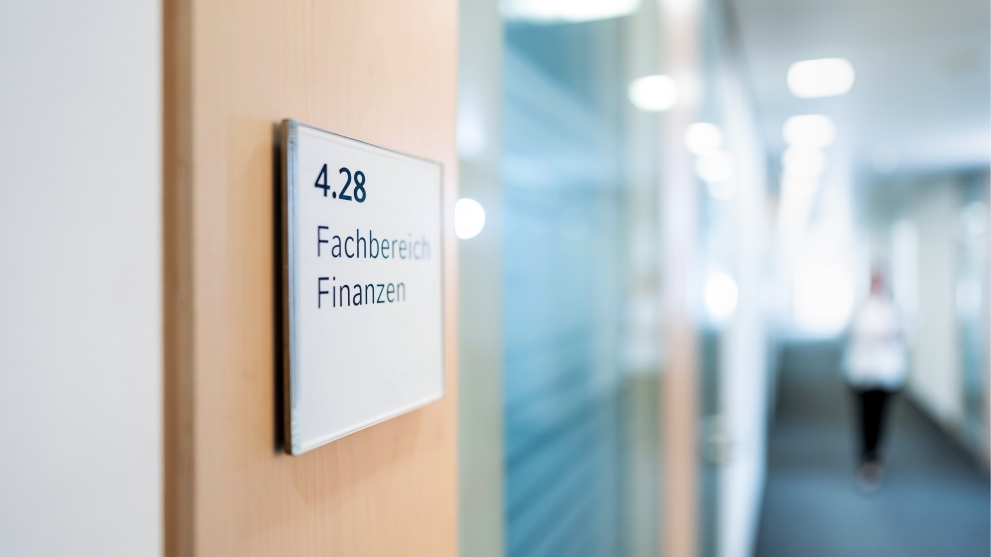 Türschild in einem Bürogebäude. Aufschrift: Fachbereich Finanzen