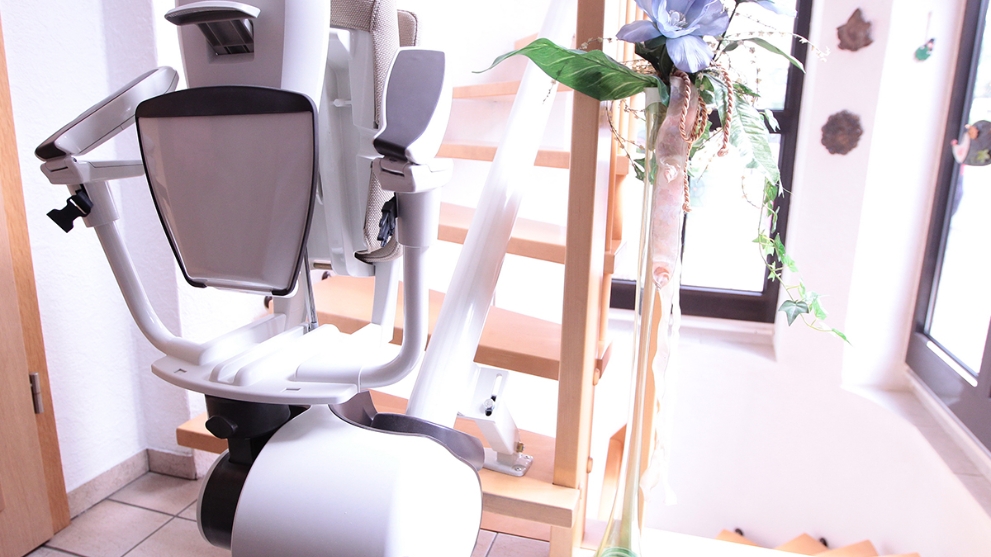 Treppe mit Treppenlift in einem Wohnhaus
