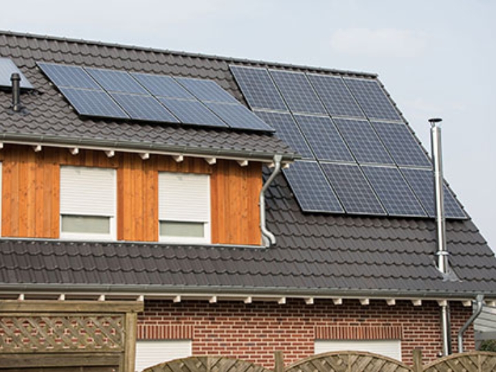 Saniertes Hausdach mit einer Solaranlage.